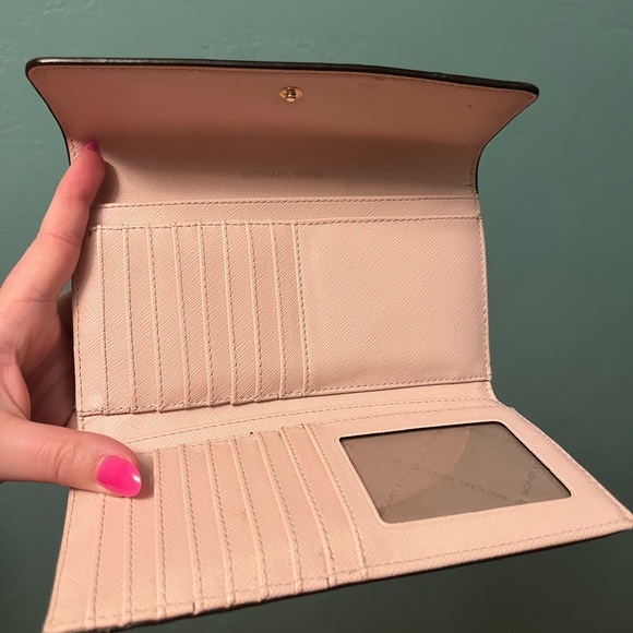 Michael Kors blush trifold wallet - Picture 3 of 4